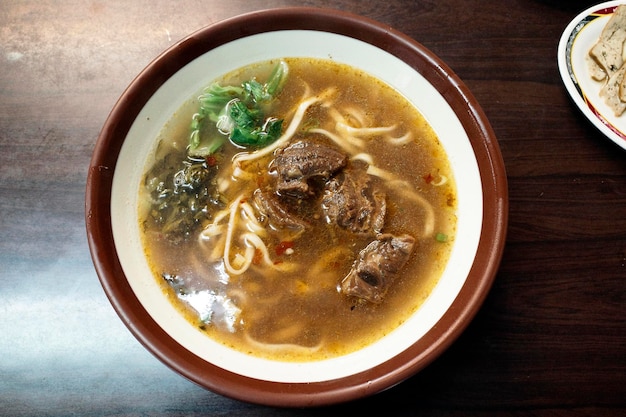 Direkt über dem Schuss Suppe in der Schüssel