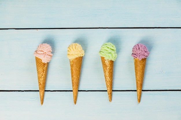 Direkt über dem Schuss von Eiscreme-Kegeln auf dem Tisch