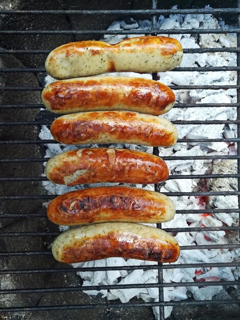 Foto direkt über dem schuss von essen auf dem grill