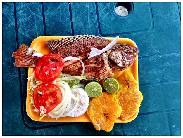 Foto direkt über dem schuss von essen auf dem teller auf dem tisch