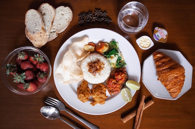 Foto direkt über dem schuss von essen auf dem tisch