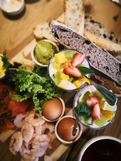 Direkt über dem Schuss von Essen, das auf dem Tisch serviert wird.