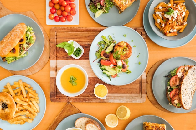 Direkt über dem Schuss von Essen in Tellern auf dem Tisch