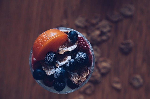 Direkt über dem Schuss von Früchten im Glas auf dem Tisch