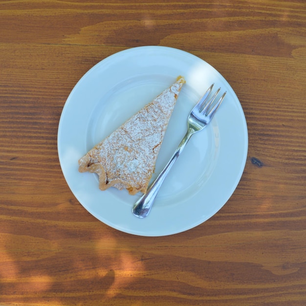 Direkt über dem Schuss von Kuchen auf dem Teller auf dem Tisch