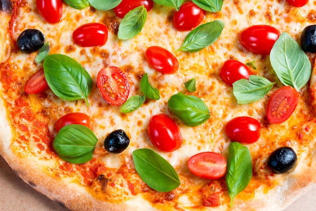Direkt über dem Schuss von Pizza auf dem Tisch