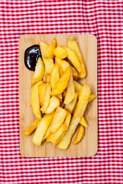 Direkt über dem Schuss von Pommes Frites auf dem Schneidbrett