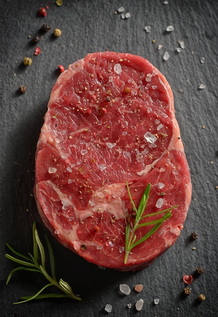 Direkt über dem Schuss von rohem marmoriertem Fleischsteak auf Schiefer