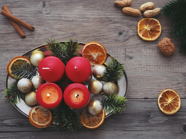 Foto direkt über dem schuss von weihnachtsdekorationen in einem teller in einem holztisch