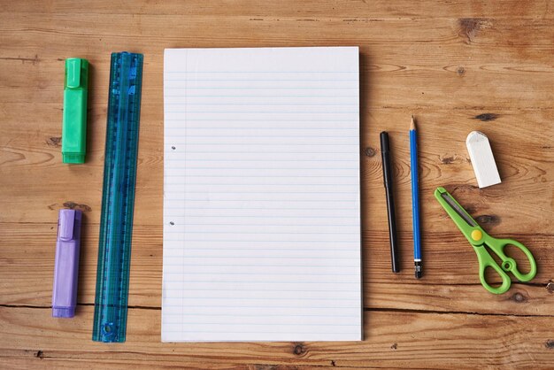 Direkt über dem Stift und dem Buch mit Bleistift auf dem Tisch