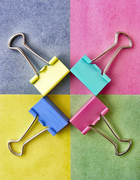Direkt über dem Tisch eine Aufnahme farbenfroher Binder-Clips