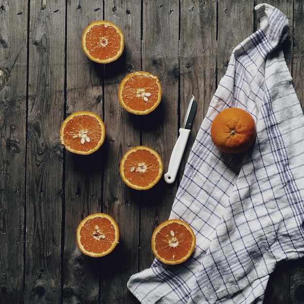 Direkt über dem Tisch frisch geschnittene Orangen