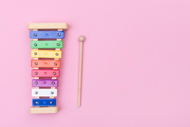 Foto direkt über dem xylophone auf rosa hintergrund