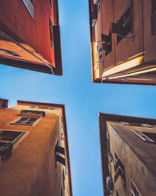 Direkt über den Gebäuden gegen den blauen Himmel