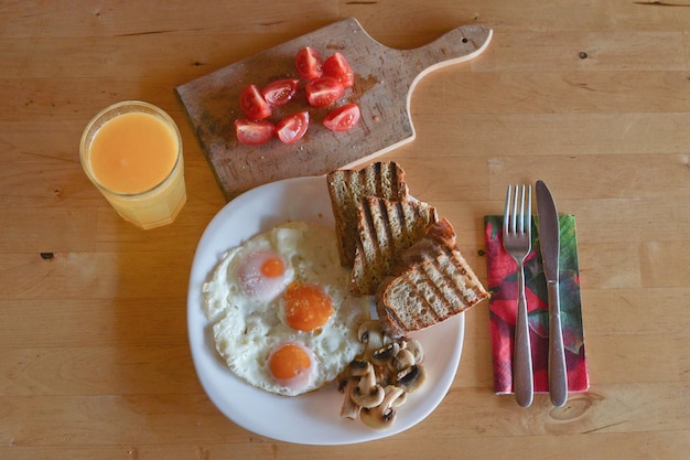 Direkt über der Aufnahme des englischen Frühstücks auf dem Tisch