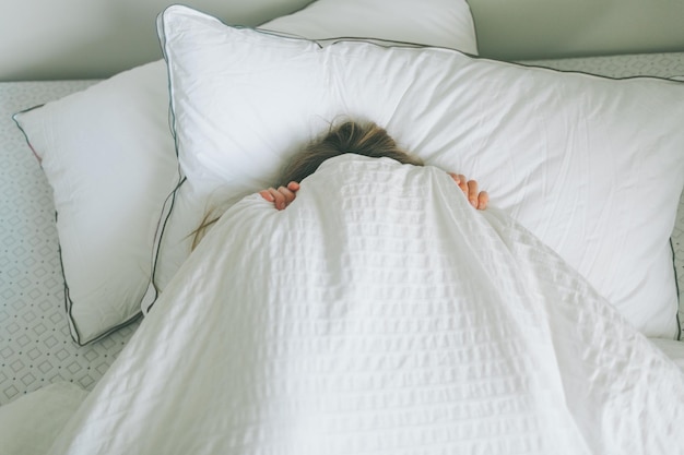 Foto direkt über der aufnahme einer frau, die zu hause im bett schläft