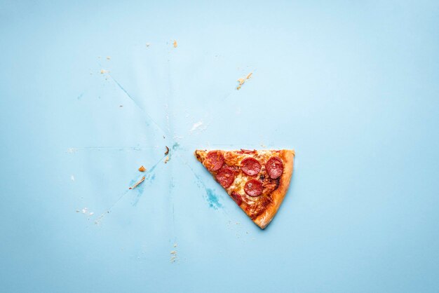 Foto direkt über der aufnahme einer pizzascheibe auf blauem hintergrund