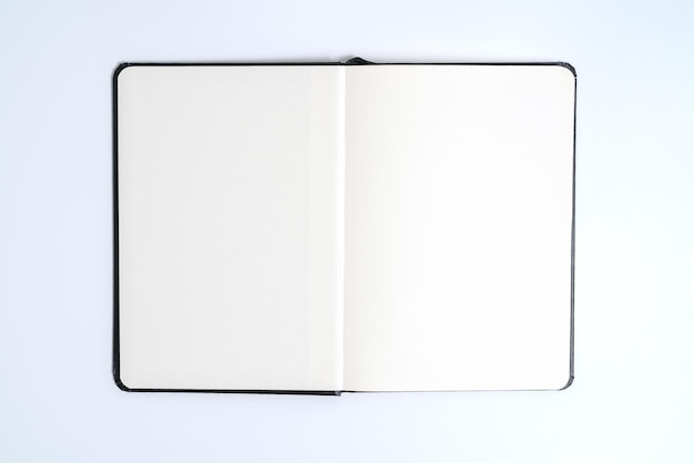 Direkt über der Aufnahme eines offenen Buches auf weißem Hintergrund.