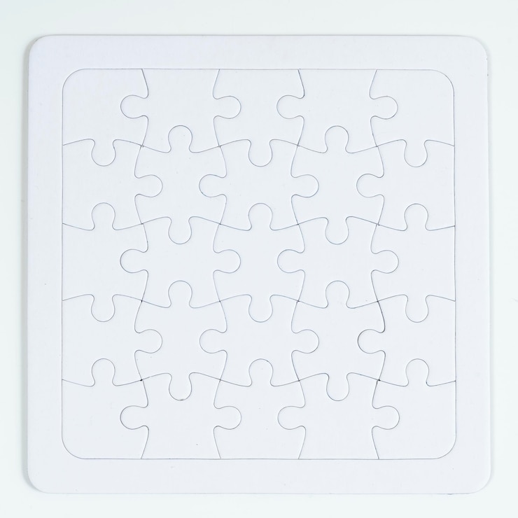 Foto direkt über der aufnahme eines puzzles auf weißem hintergrund