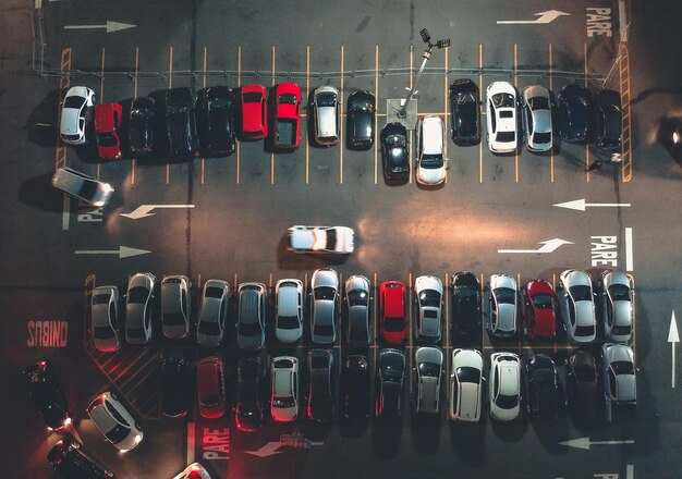 Direkt über der Aufnahme von Autos auf dem Parkplatz in der Nacht