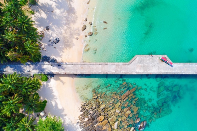 Foto direkt über der betonbrücke am tropischen strand