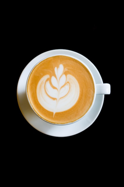 Direkt über der Cappuccino-Tasse auf schwarzem Hintergrund