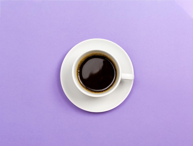 Direkt über der Kaffeetasse auf dem Tisch