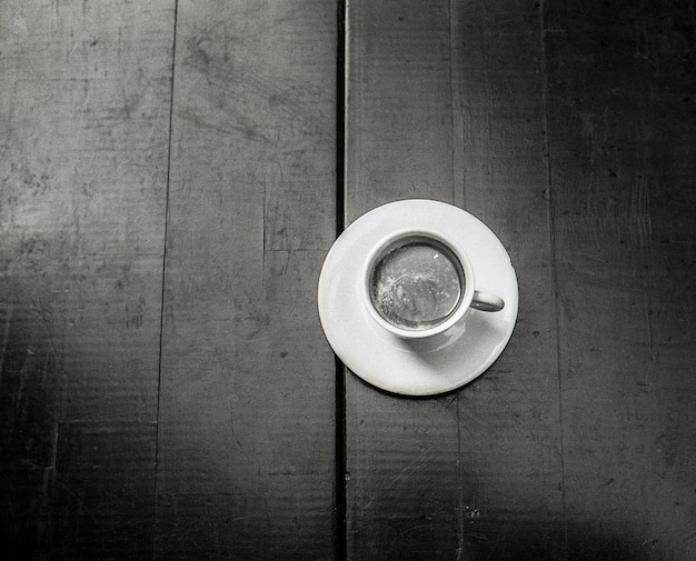 Foto direkt über der kaffeetasse auf dem tisch