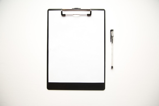 Direkt über der leeren Clipboard-Ansicht mit Stift auf weißem Hintergrund