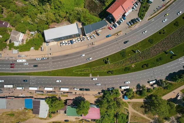 Direkt über der Straße mit Straßeninfrastruktur zur Auflösung des Autostaus