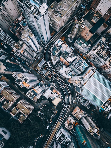 Direkt über der Straße und den Gebäuden in der Stadt