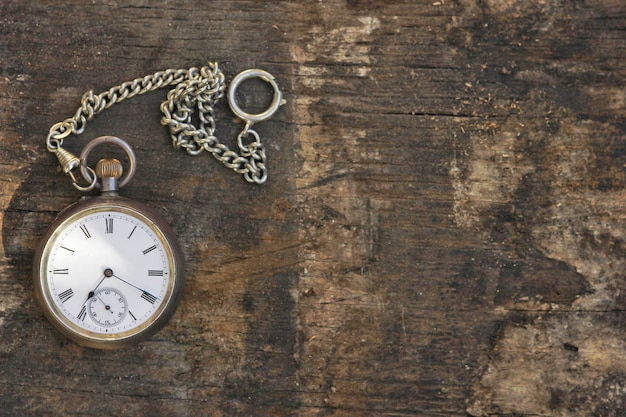 Foto direkt über der taschenuhr auf dem tisch