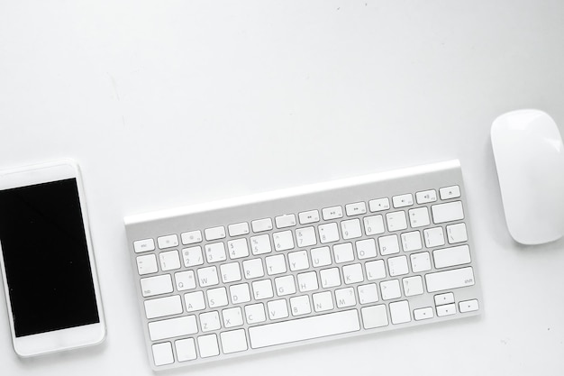 Direkt über der Tastatur und Maus auf dem Tisch