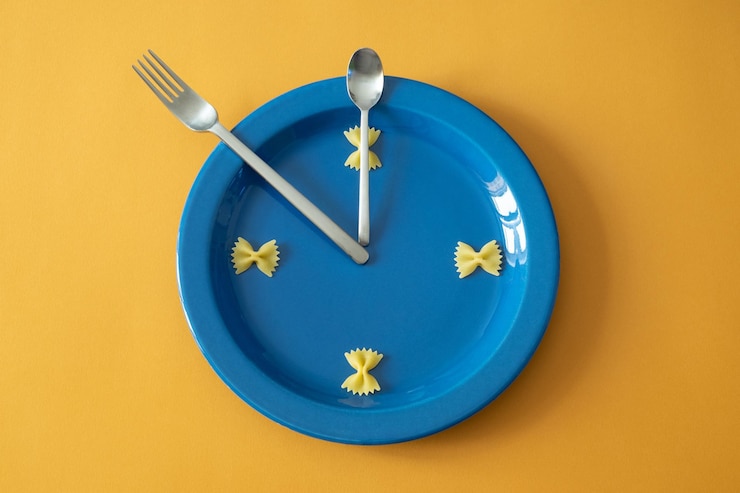 Foto direkt über der uhr auf der platte