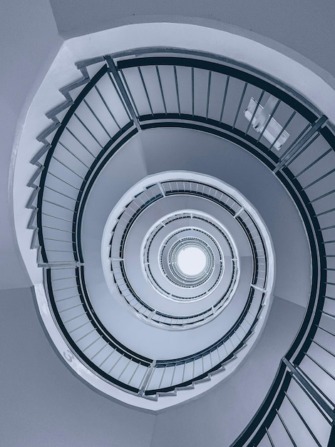 Foto direkt über der wendeltreppe im gebäude