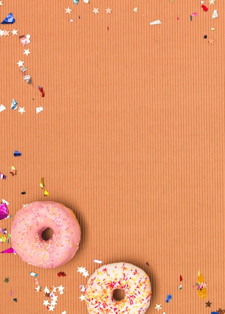 Foto direkt über donuts und konfetti auf einem braunen tisch