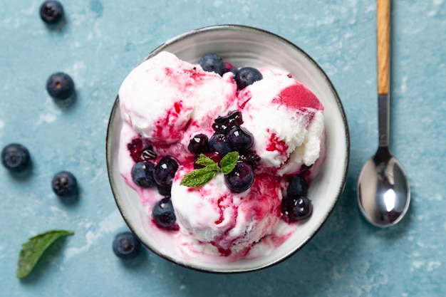 Direkt über einem Schuss Dessert auf Eis