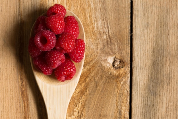 Direkt über einem Schuss Himbeeren