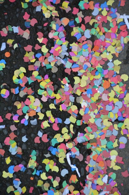 Foto direkt über einem schuss konfetti auf der straße