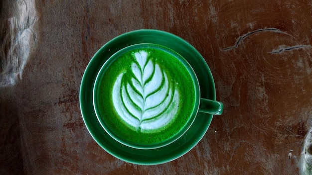 Foto direkt über einem schuss matcha-tee in einer tasse auf dem tisch