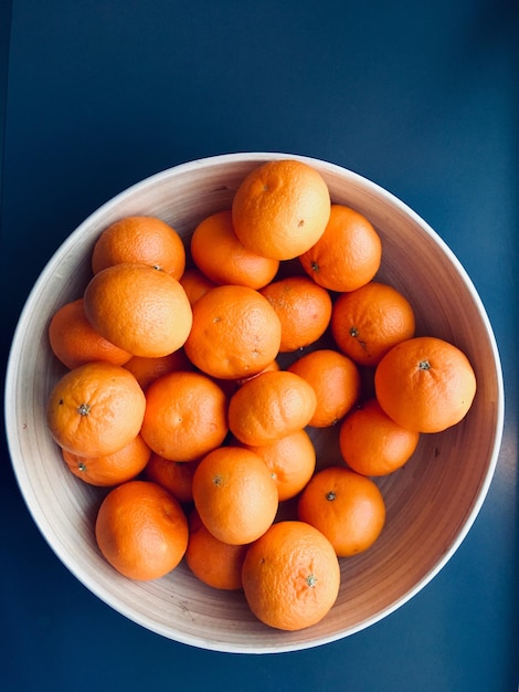 Direkt über einem Schuss Orangen in einer Schüssel auf dem Tisch