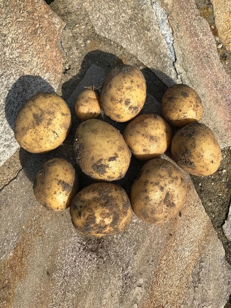 Foto direkt über einem schuss roher kartoffeln auf der straße