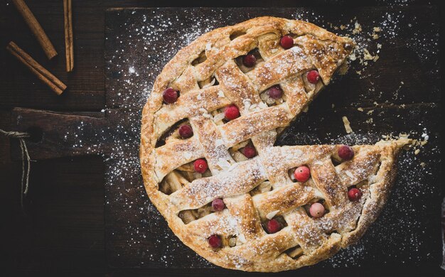 Foto direkt über einem schuss torte auf dem tisch