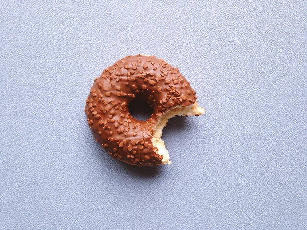 Foto direkt über einem schuss von donut auf weißem hintergrund