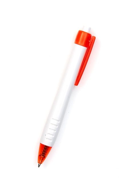 Direkt über einem Stift auf weißem Hintergrund