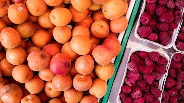 Direkt über Pfirsiche und Himbeeren zum Verkauf auf dem Marktstand