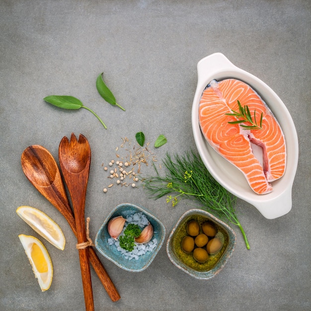 Direkt über Sashimi mit Zutaten auf dem Tisch