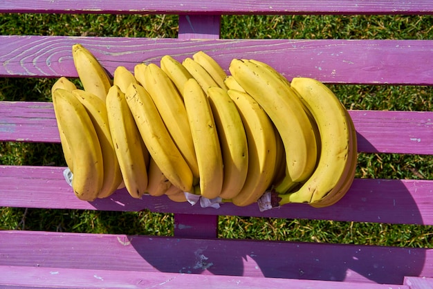 Foto direkt über schießen bananen auf lila bank im park