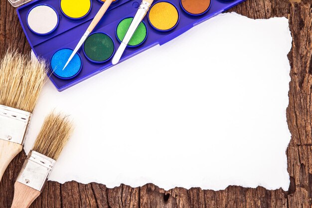 Foto direkt über schuss von farben und papier auf dem tisch