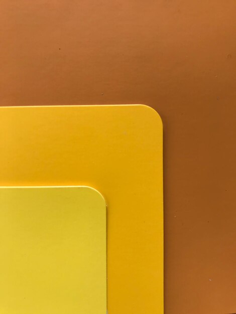 Direkt über Schuss von Gelb und Orange auf dem Tisch gegen die Wand